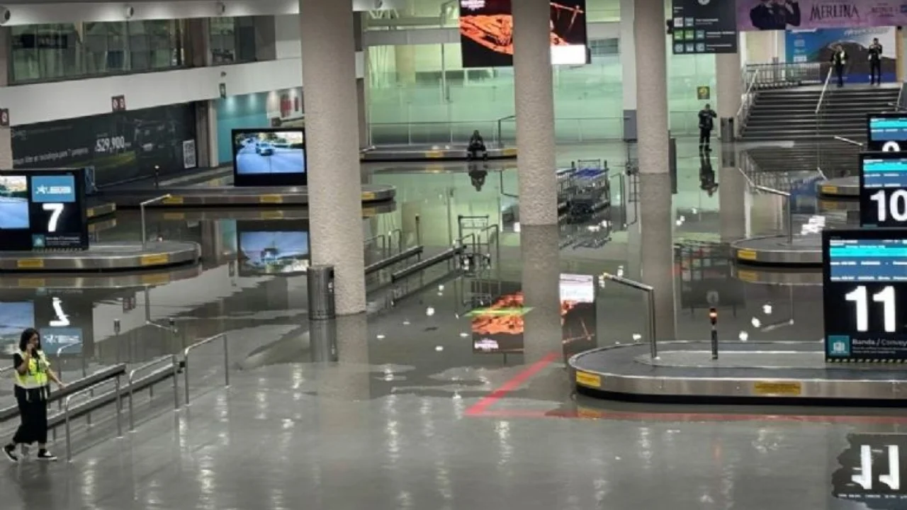 Reportes aseguran el funcionamiento de una pista del AICM.