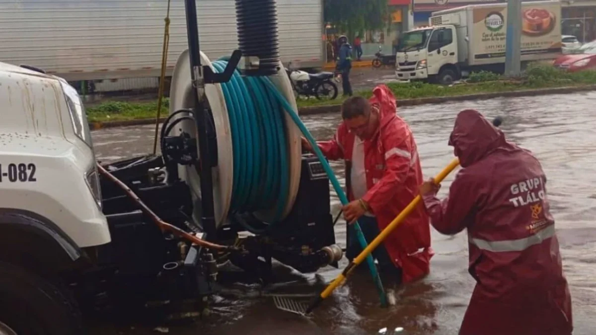 Grupo Tláloc trabaja para abatir niveles en la Vía Morelos, en Ecatepec, derivado de las lluvias de esta tarde