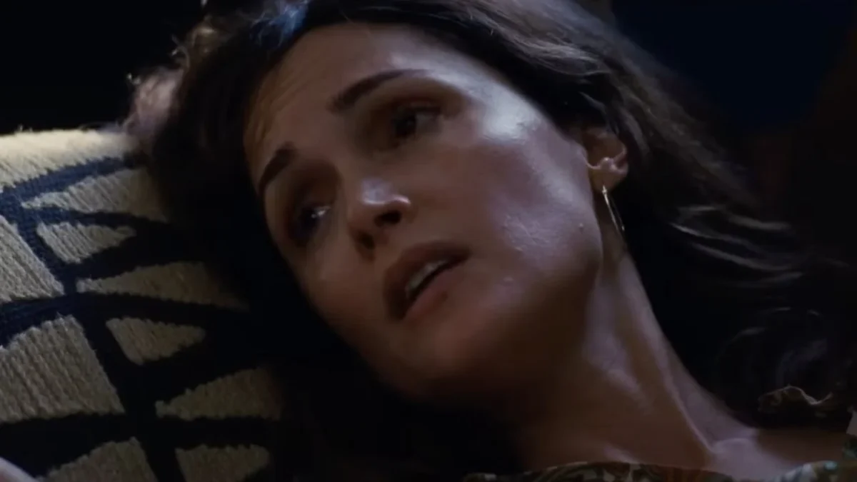 Rose Byrne como Linda en "If I Had Legs I'd Kick You"