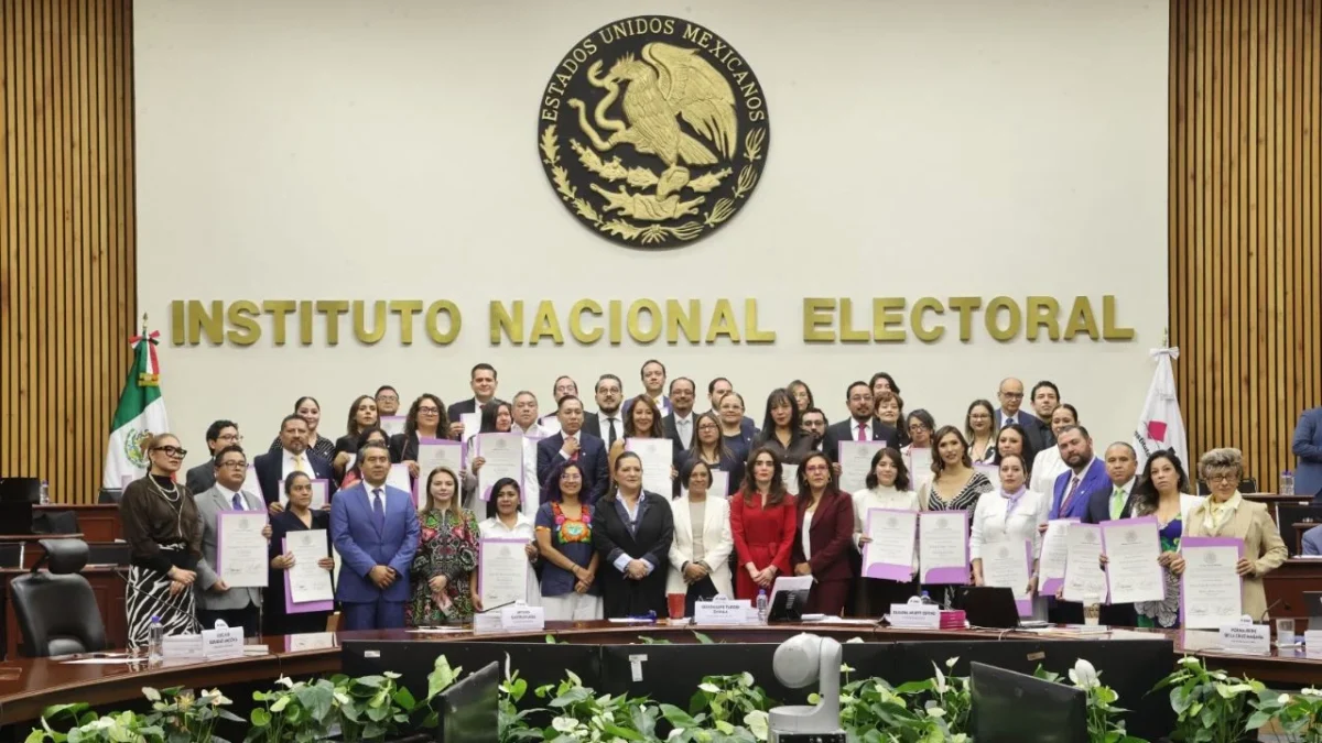 El INE comenzó la entrega de constancias de triunfo a 45 candidatos a jueces y magistrados, quienes fueron declarados inelegibles esto por orden del TEPJF.