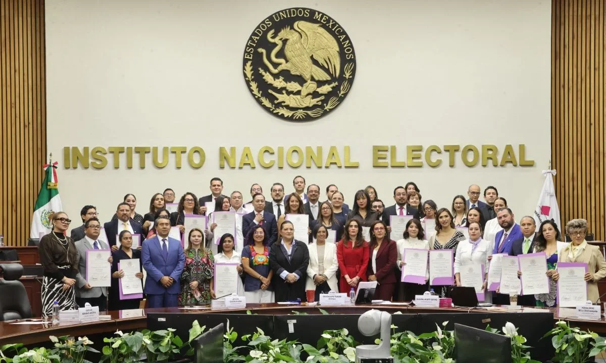 El INE comenzó la entrega de constancias de triunfo a 45 candidatos a jueces y magistrados, quienes fueron declarados inelegibles esto por orden del TEPJF.