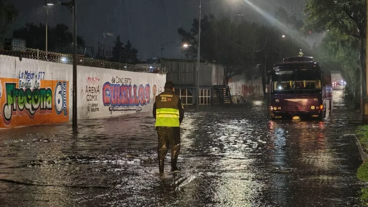 Calles de la CDMX bajo intensas lluvias tras la activación de Alertas Naranja y Amarilla por parte de Protección Civil.