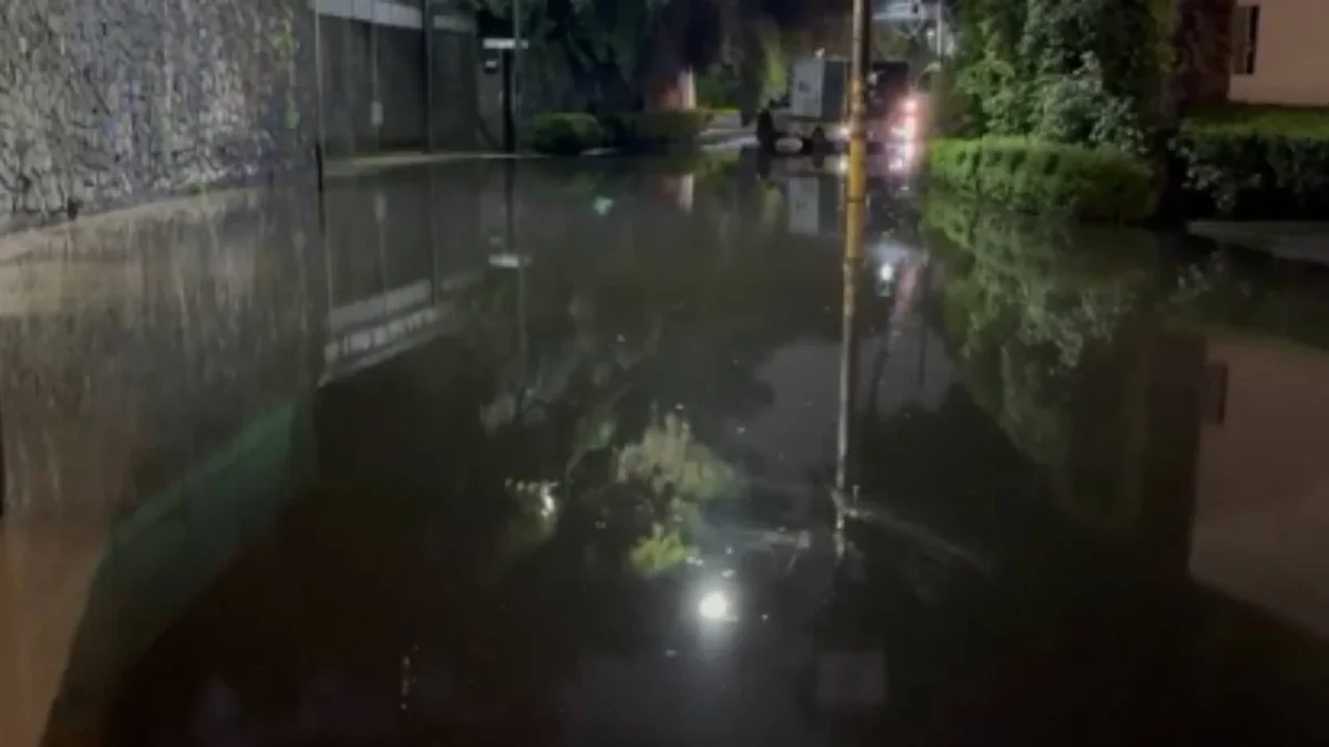 Activan doble alerta por lluvias en CDMX; se registran inundaciones y encharcamientos en diversas zonas de la capital.