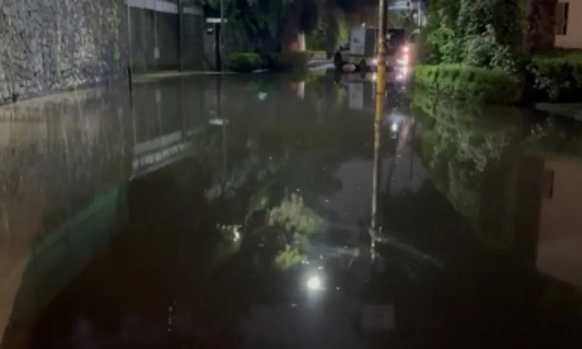 Activan doble alerta por lluvias en CDMX; se registran inundaciones y encharcamientos en diversas zonas de la capital.