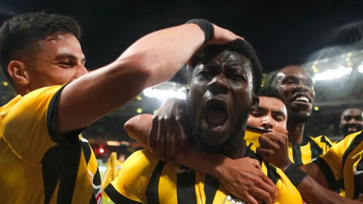 El AEK de Orbelín Pineda superó 2-0 en la vuelta de su eliminatoria, rumbo a la Conference League, ante Anderlecht de César Huerta.