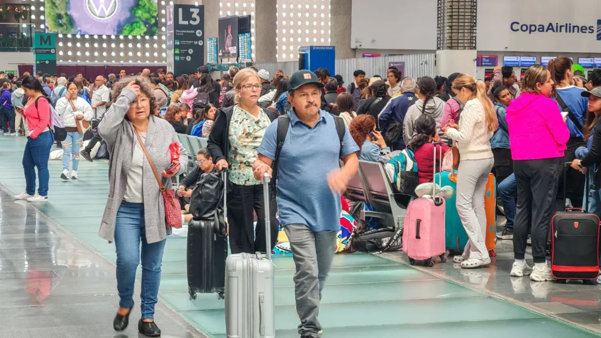Cerca de 20 mil pasajeros de vuelos resultaron afectados por las persistentes lluvias en la capital.