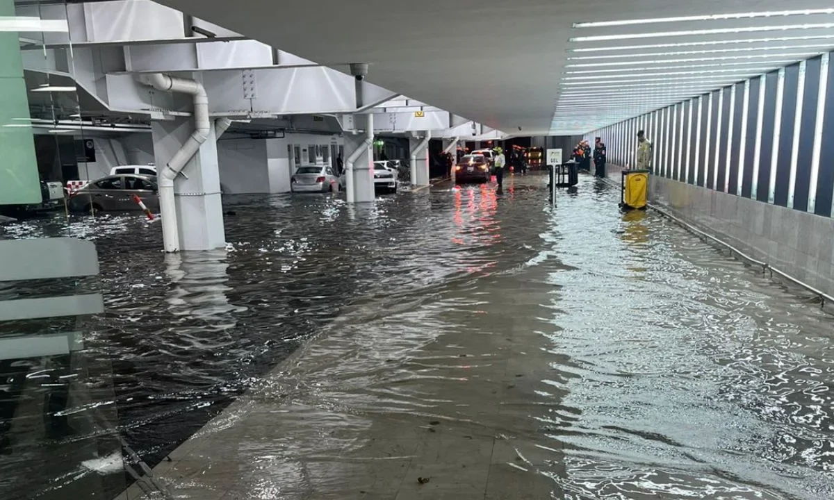 AICM reanuda operaciones tras fuertes lluvias en CDMX