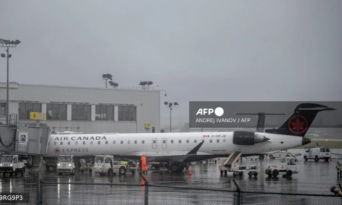 Auxiliares de vuelo de Air Canada mantienen la huelga tras denunciar violaciones laborales que afectan a más de 10 mil trabajadores.
