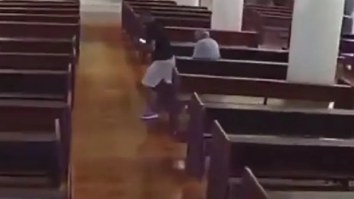 Captan robo de celular de un adulto mayor al interior de una iglesia en Monterrey.