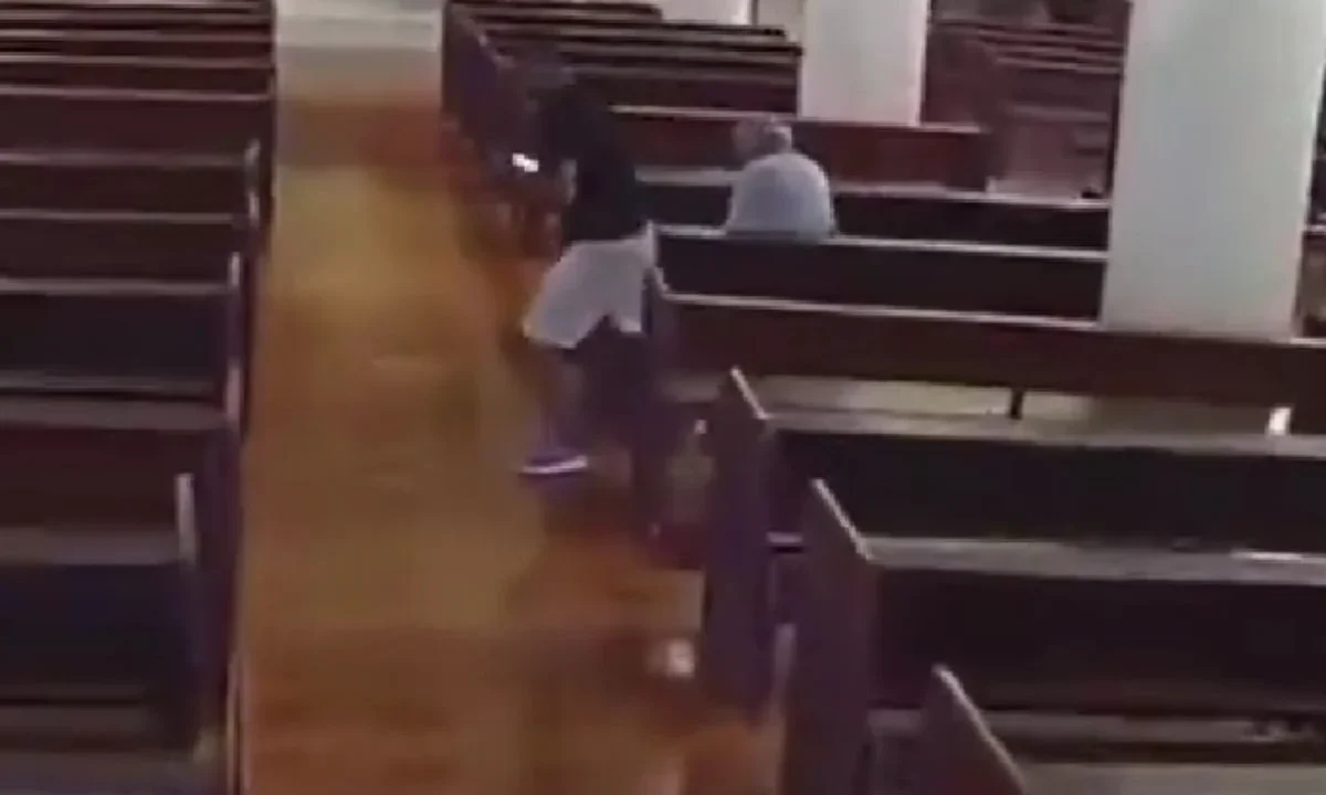 Captan robo de celular de un adulto mayor al interior de una iglesia en Monterrey.