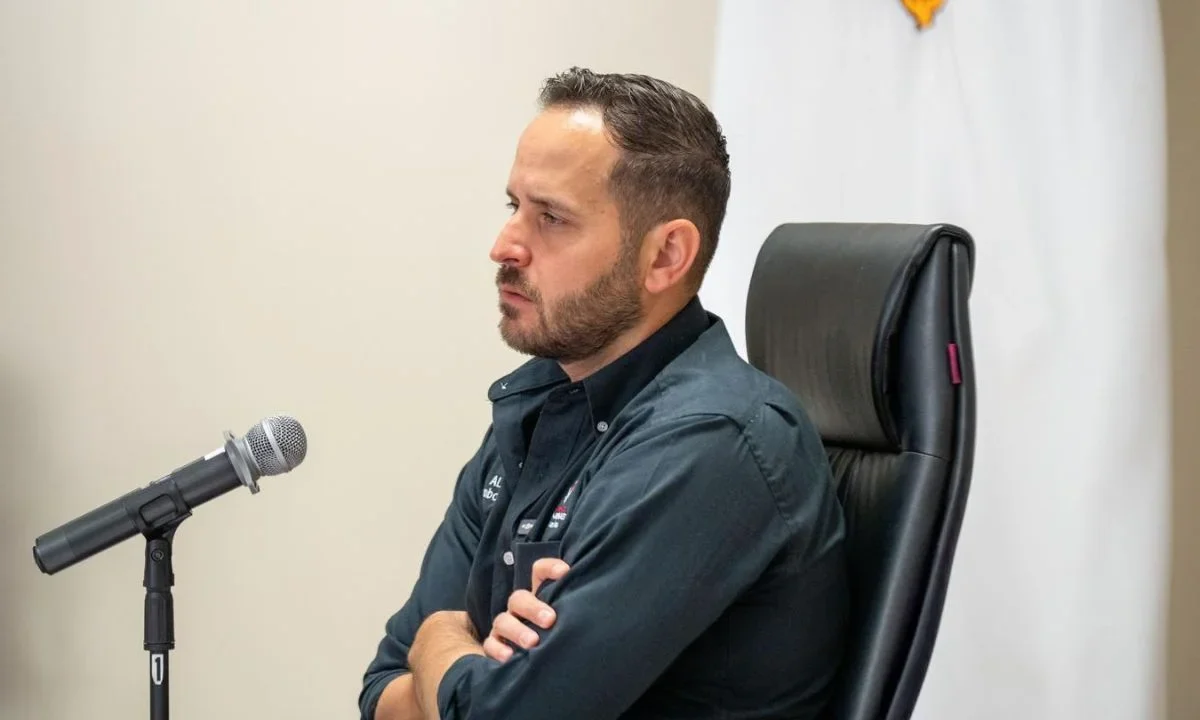 Alcalde de Morena en Coahuila explota con reportera sobre pregunta de prueba de antidoping.