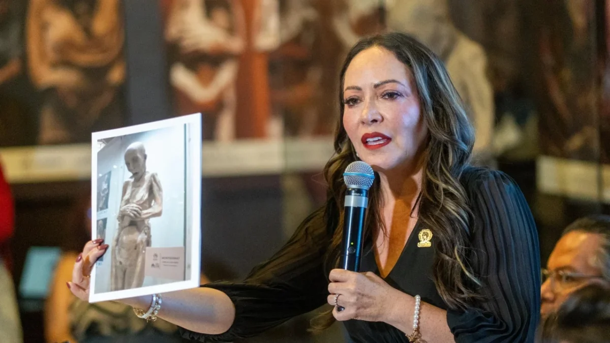 Samantha Smith sosteniendo una fotografía de la momia de Guanajuato, “Montserrat” se exhibió en Zacatecas durante el Festival de Ciudades Mexicanas Patrimonio Mundial.