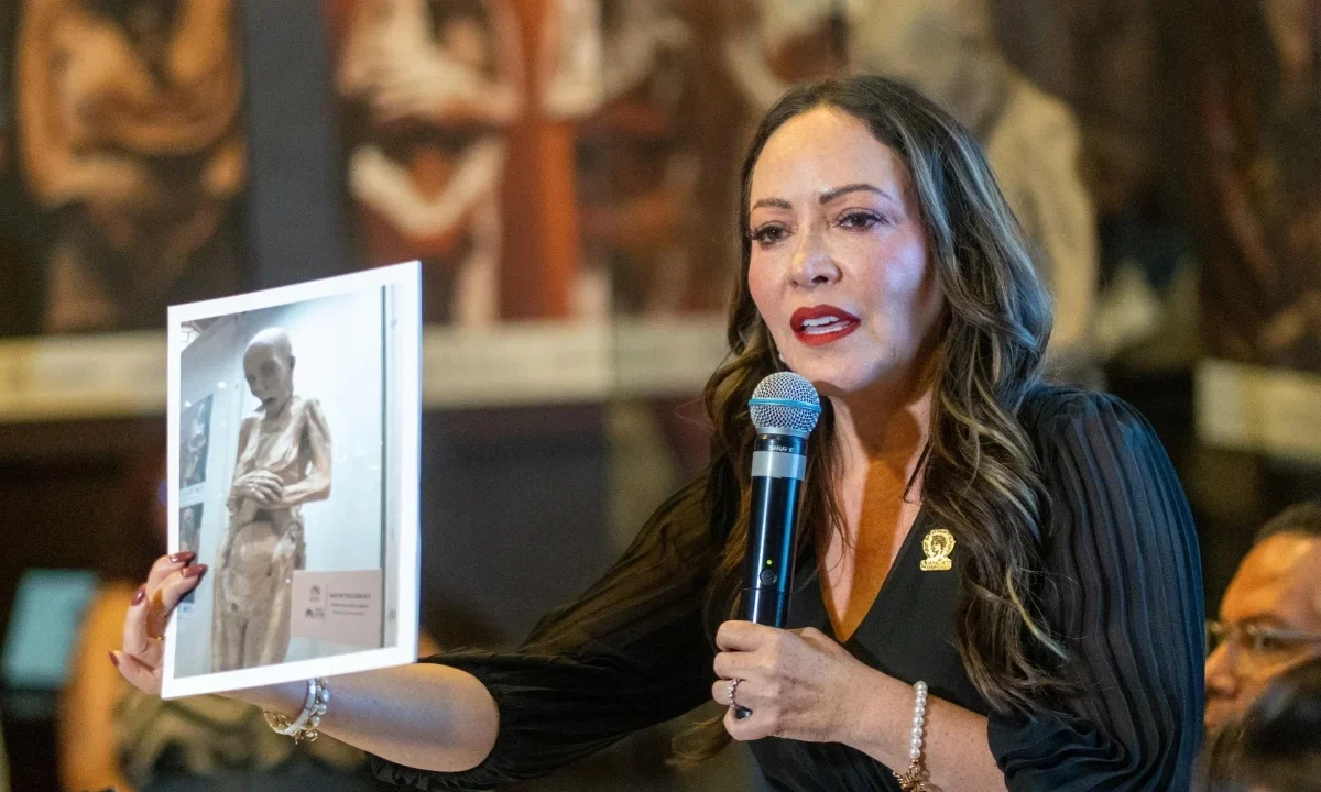 Samantha Smith sosteniendo una fotografía de la momia de Guanajuato, “Montserrat” se exhibió en Zacatecas durante el Festival de Ciudades Mexicanas Patrimonio Mundial.