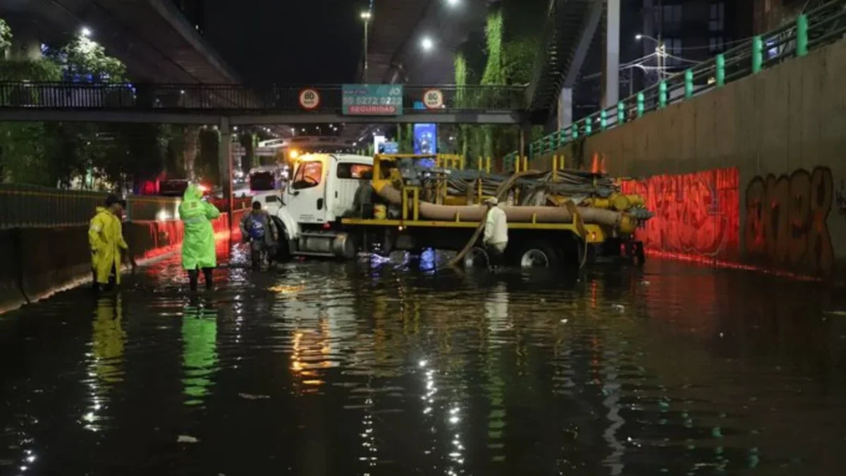 La alcaldía Álvaro Obregón atiende afectaciones que dejaron lluvias de este domingo, principalmente en las colonias Atlamaya y Tlacopac.