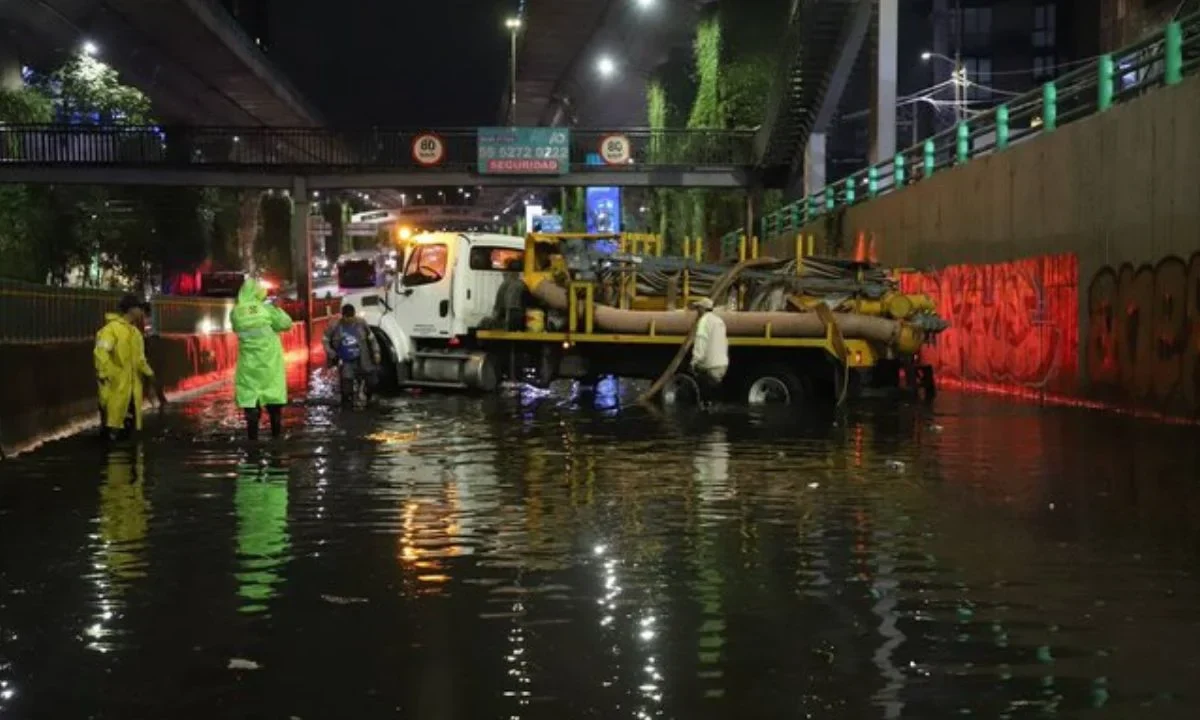 La alcaldía Álvaro Obregón atiende afectaciones que dejaron lluvias de este domingo, principalmente en las colonias Atlamaya y Tlacopac.