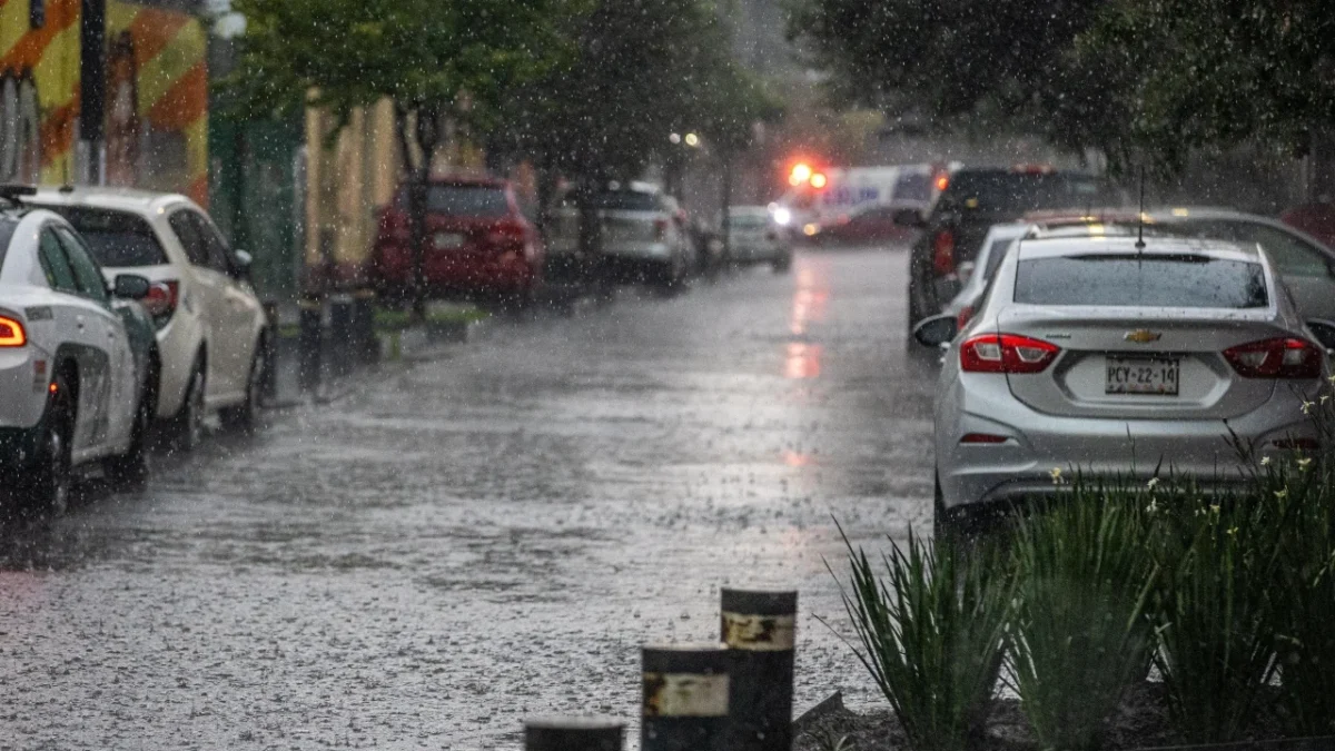 Intensas lluvias en la Ciudad de México provocan encharcamientos y afectan el servicio de transporte público en varias alcaldías, activando la alerta roja.