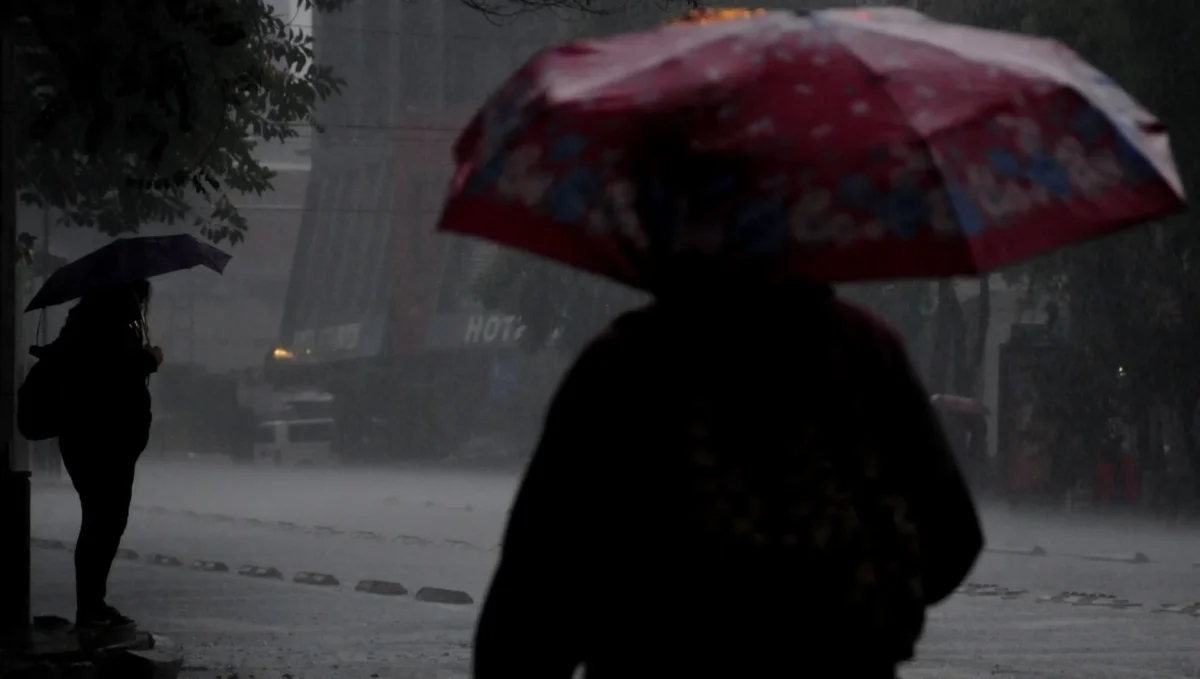 Ante las intensas lluvias registradas en CDMX, Protección Civil activa Alerta Roja para Cuajimalpa y Alerta Naranja para ocho alcaldías más.