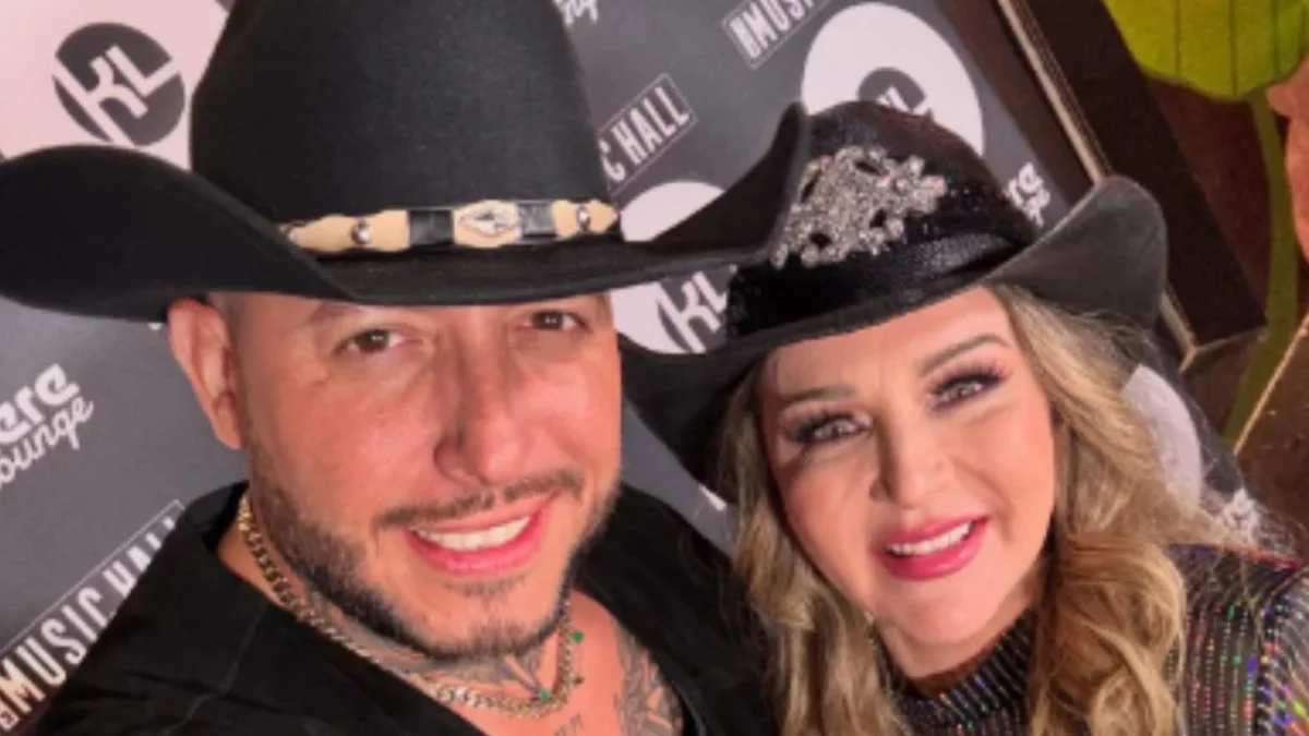 Alicia Villarreal y el titktoker Cibad Hernández se toman foto juntos y saltan rumores de posible noviazgo.