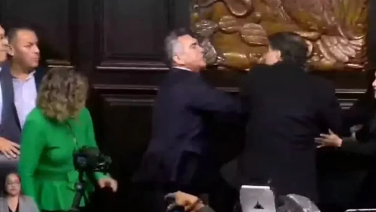 Luego de protagonizar una pelea a golpes con Fernández Noroña, 'Alito' Moreno lo llamó cobarde y aseguró que él lo empujó primero.