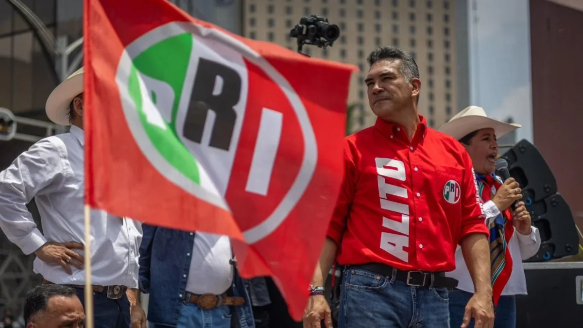 Tal como lo advirtió, 'Alito' Moreno, líder nacional del PRI, salió a protestar a Reforma con la Confederación Nacional Campesina.