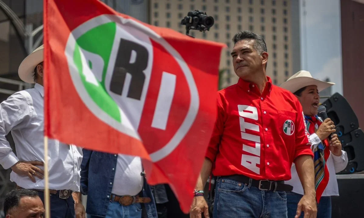 Tal como lo advirtió, 'Alito' Moreno, líder nacional del PRI, salió a protestar a Reforma con la Confederación Nacional Campesina.