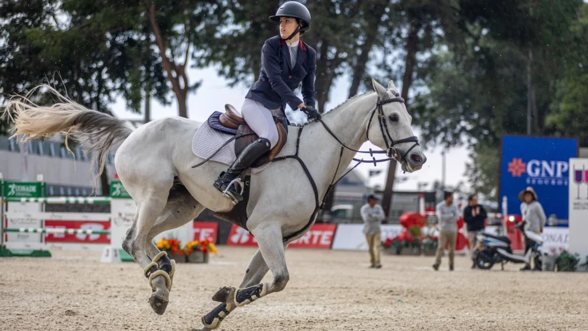 La mexicana Xaviera Maurer levantó la copa Michou y Mau 2025 tras ganar el primer y tercer lugar en la competencia estelar del evento.