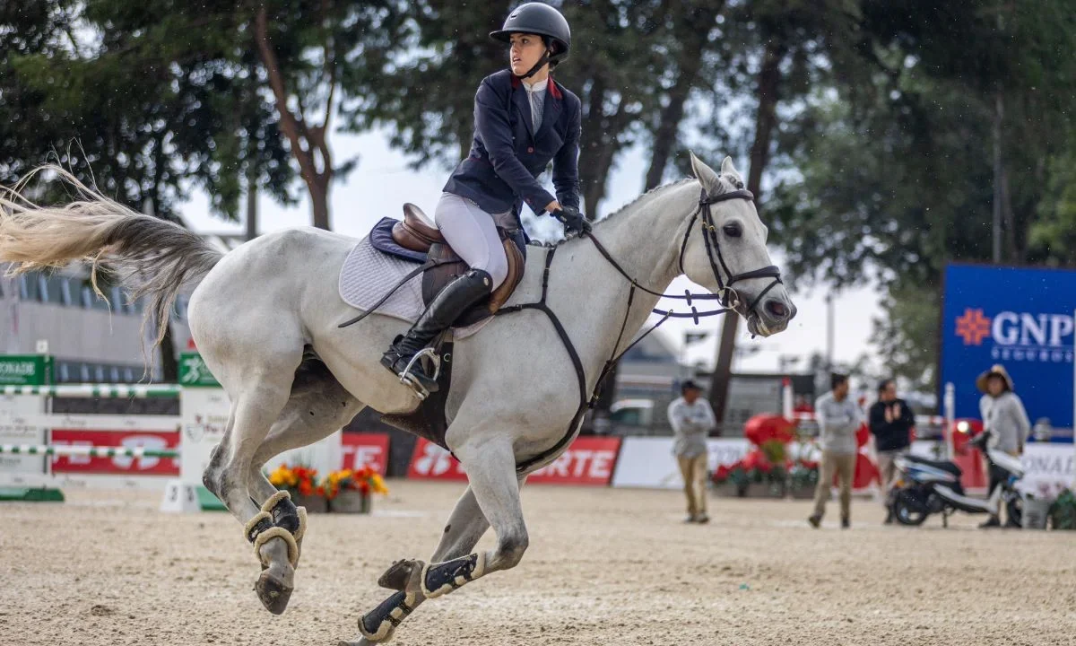 La mexicana Xaviera Maurer levantó la copa Michou y Mau 2025 tras ganar el primer y tercer lugar en la competencia estelar del evento.