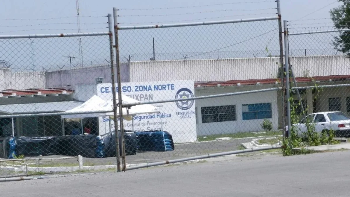 Drones lanzaron explosivos al penal de Tuxpan, Veracruz; autoridades investigan el ataque sin que haya víctimas.
