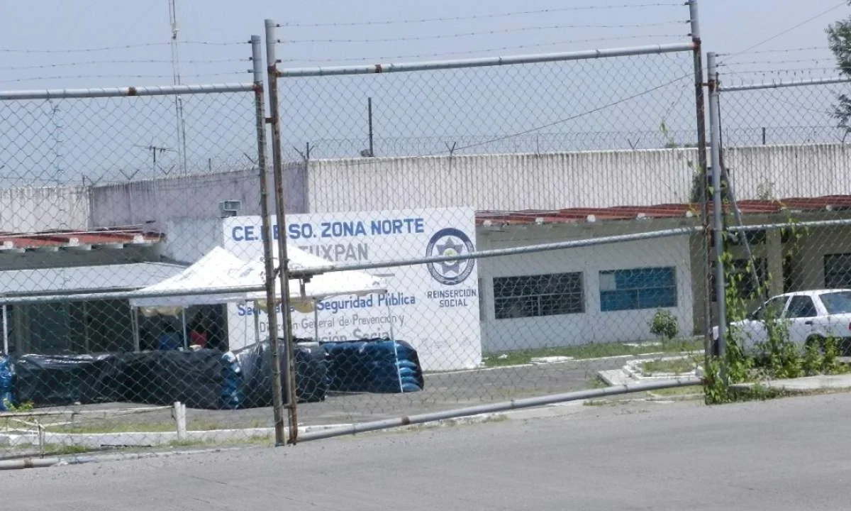 Drones lanzaron explosivos al penal de Tuxpan, Veracruz; autoridades investigan el ataque sin que haya víctimas.