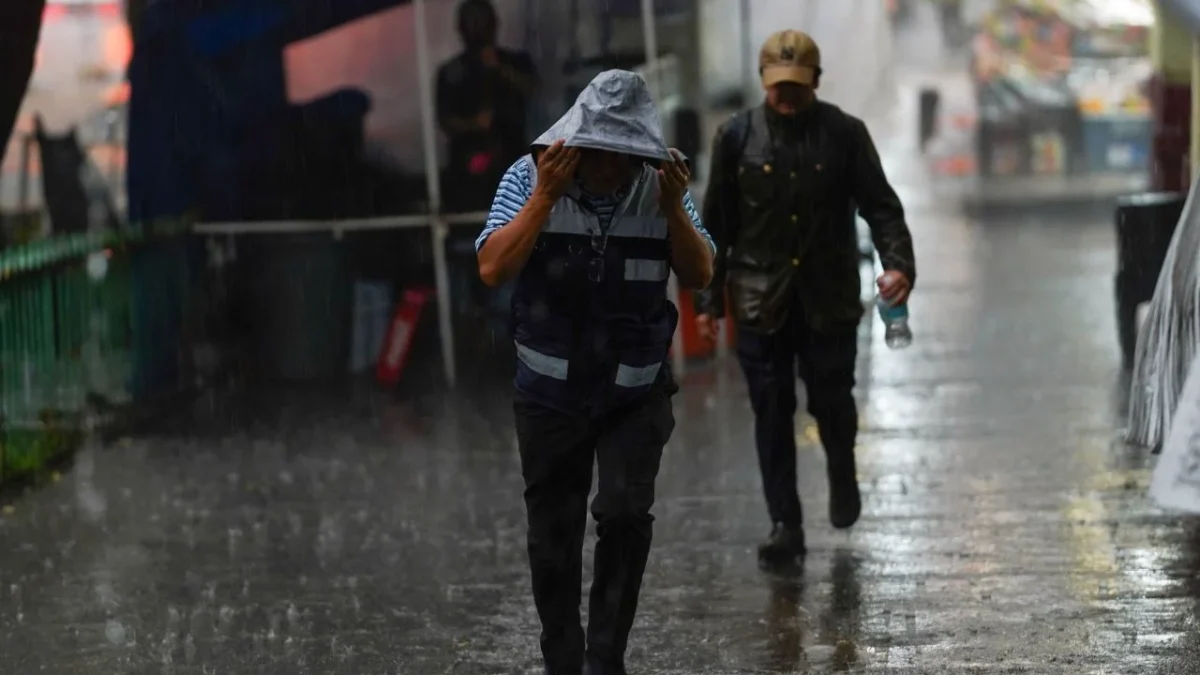 Autoridades lanzan alerta por tarde calurosa y fuertes lluvias en CDMX