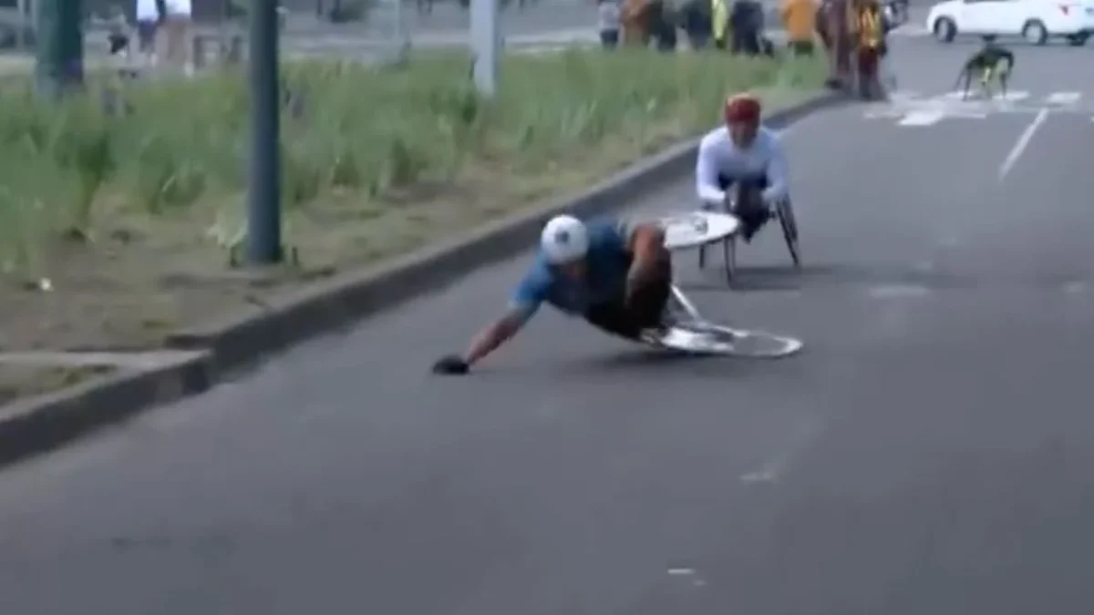Un bache provocó la caída de dos competidores, entre ellos Francisco Sanclemente, en medio del Maratón de la Ciudad de México (CDMX) 2025.
