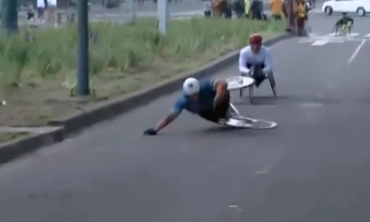 Un bache provocó la caída de dos competidores, entre ellos Francisco Sanclemente, en medio del Maratón de la Ciudad de México (CDMX) 2025.