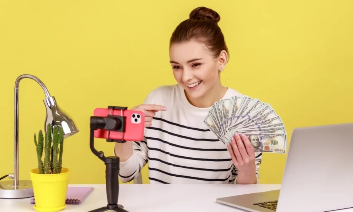 Banamex pidió desconfiar de supuestos influencers financieros y reforzar la educación financiera para proteger los ahorros personales.