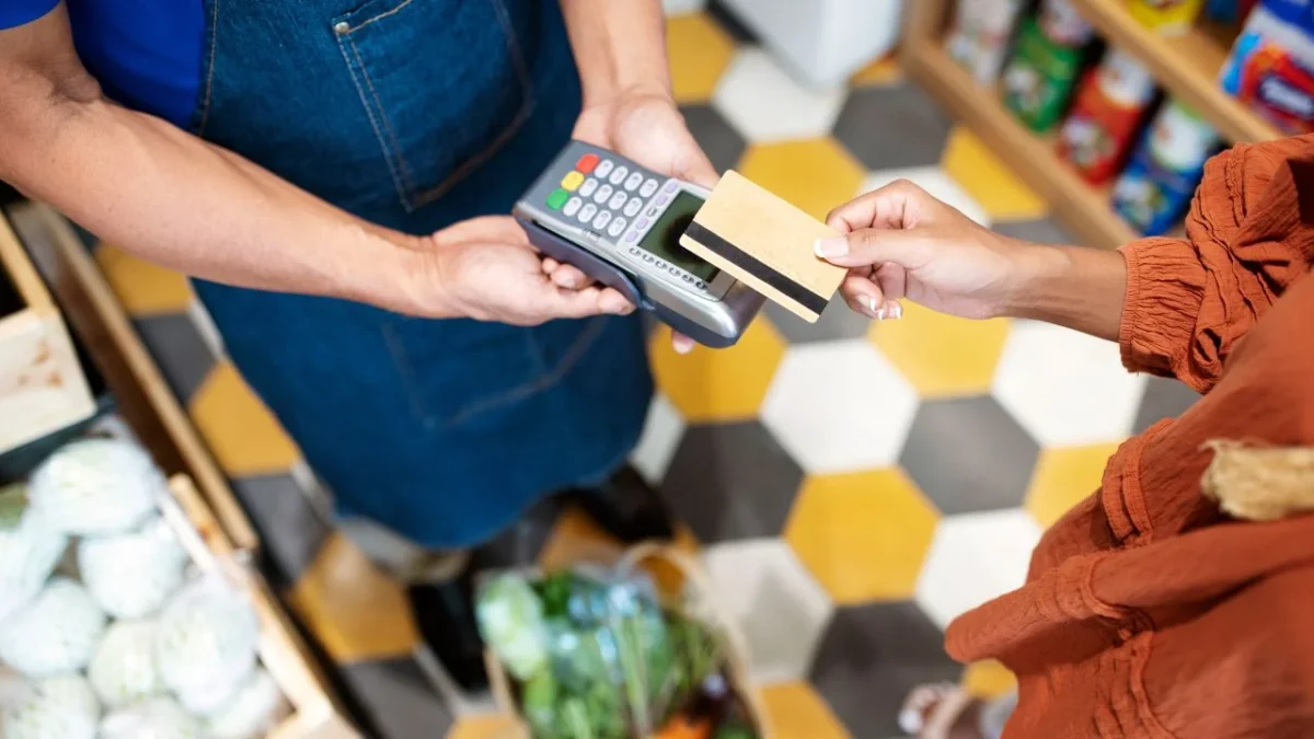 BBVA aseguró que no contar con terminarles bancarias limita el acceso de las 'tienditas' a financiamiento y frena su crecimiento.