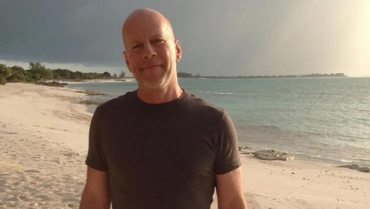 Bruce Willis, quien padece demencia, ahora reside en una casa aparte de su familia, donde recibe atención médica 24/7, según su esposa.