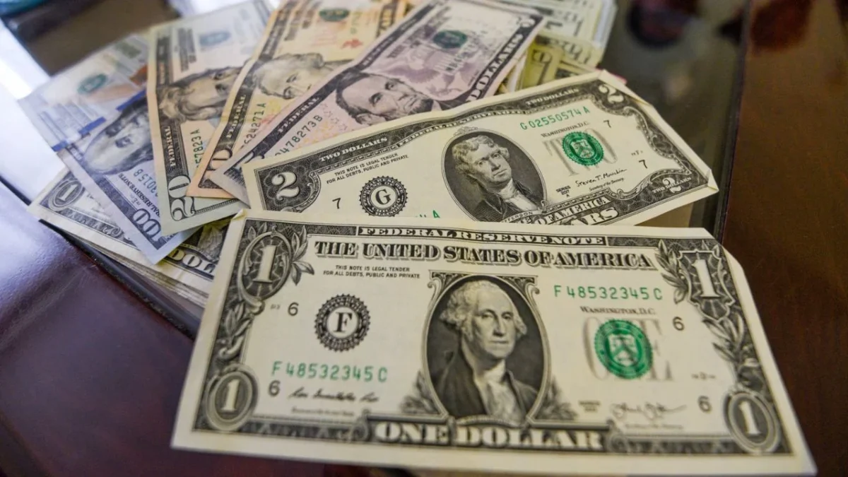 El peso mexicano cerró la primera jornada de la semana con una depreciación de 0.42% ante el dólar.