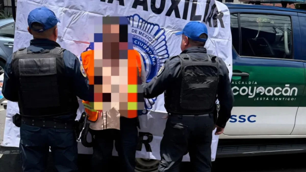 Policías detienen a falso trabajador de Servicios Urbano en Coyoacán.