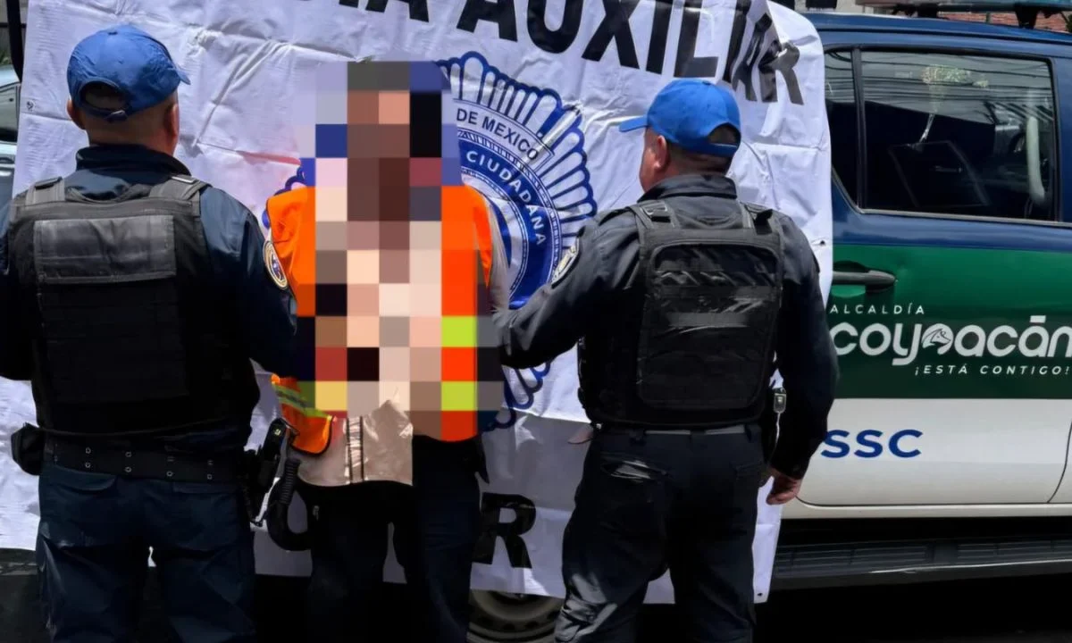 Policías detienen a falso trabajador de Servicios Urbano en Coyoacán.