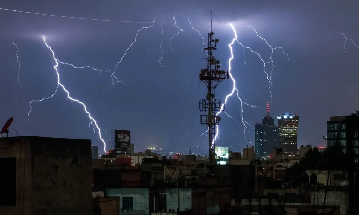 La caída de un fuerte rayo durante tormenta eléctrica registrada cerca de la alcaldía Miguel Hidalgo activó algunos sismógrafos en la CDMX.