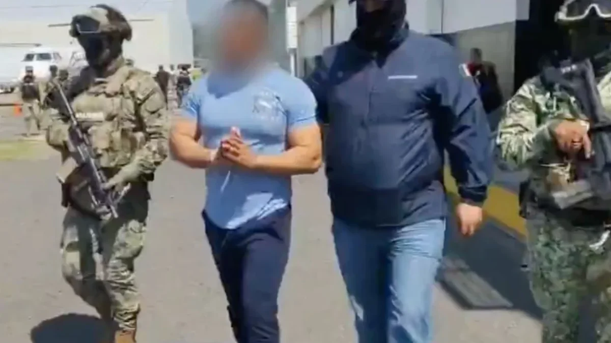 El líder de Morena en el Senado enfrenta críticas por nombrar a Hernán Bermúdez, hoy prófugo con ficha roja de Interpol, como secretario de Seguridad.