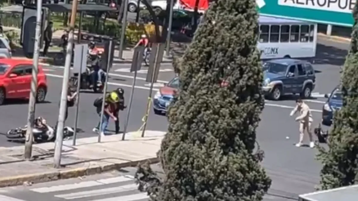 Detienen a policía por presuntamente disparar a un motociclista en una riña en una avenida de la alcaldía Venustiano Carranza.