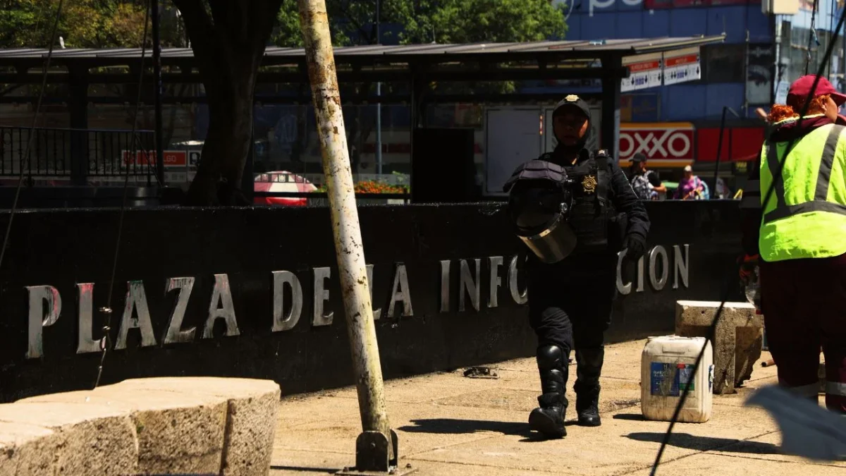 Mientras policías y trabajadores de limpieza vigilan la rehabilitación de la Plaza de la Información, los consumidores estrenan su nuevo espacio.