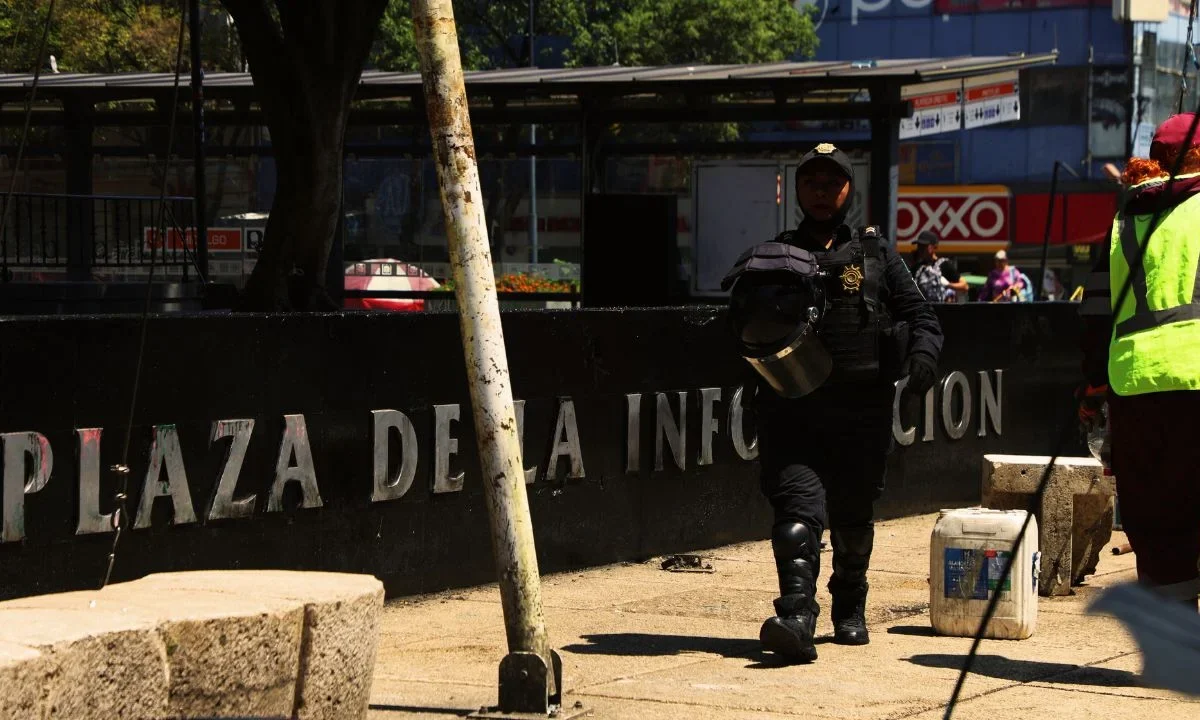 Mientras policías y trabajadores de limpieza vigilan la rehabilitación de la Plaza de la Información, los consumidores estrenan su nuevo espacio.