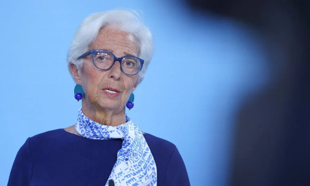 Christine Lagarde, presidenta del Banco Central Europeo, defiende independencia de bancos centrales.