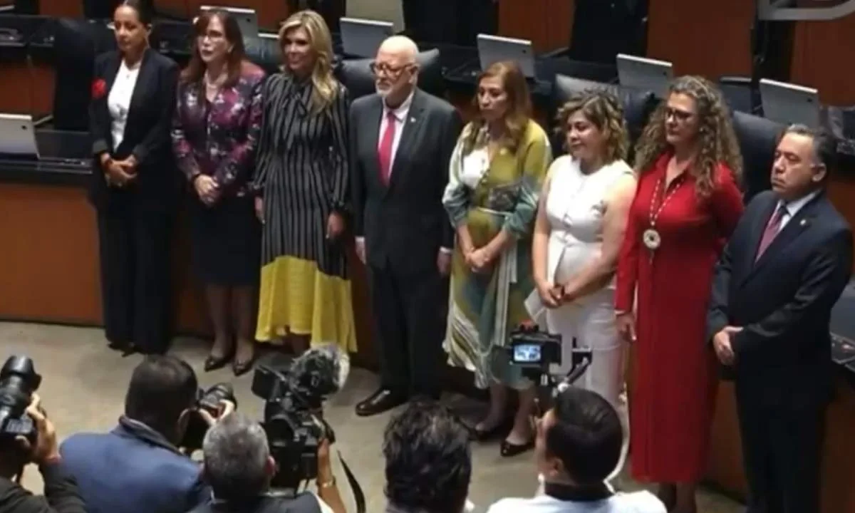 Claudia Pavlovich y Francisco Díaz de León rinden protesta como embajadores, en medio de fuertes críticas en el Senado.