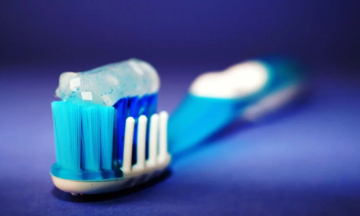 La Cofepris ordenó retirar del mercado la pasta Colgate total clean mint por reacciones adversas reportadas por consumidores.