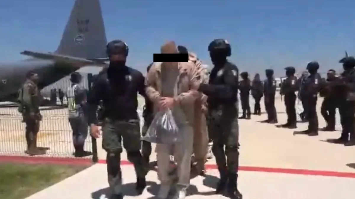 Luego de que 26 narcotraficantes fueran enviados a Estados Unidos, difunden video de su traslado en el que se ven esposados de pies y manos.