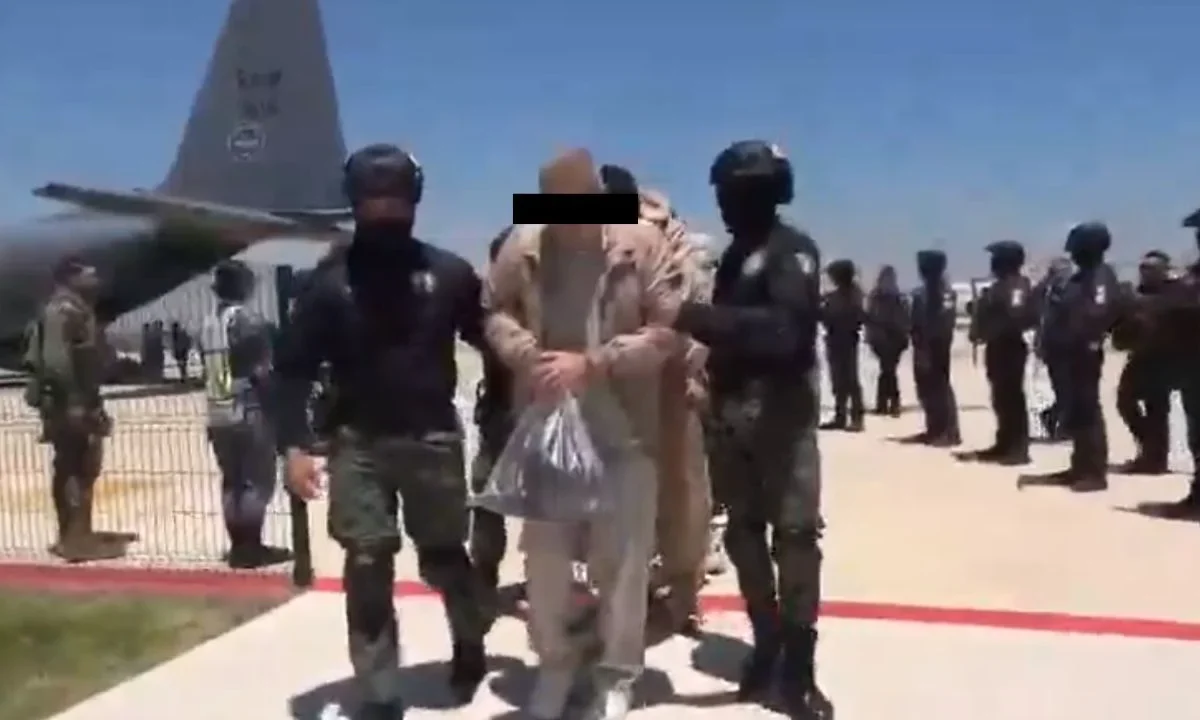 Luego de que 26 narcotraficantes fueran enviados a Estados Unidos, difunden video de su traslado en el que se ven esposados de pies y manos.