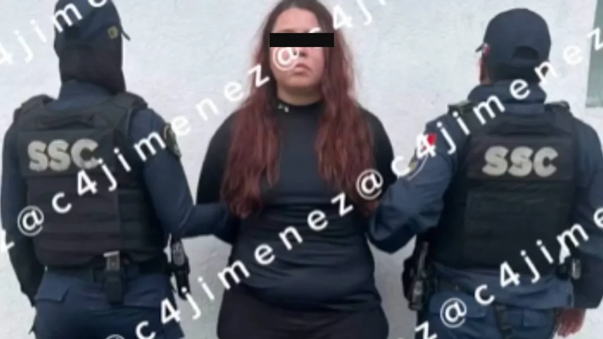 Apoyada de un martillo, una mujer roba un Oxxo y un puesto de quesadillas en la CDMX.