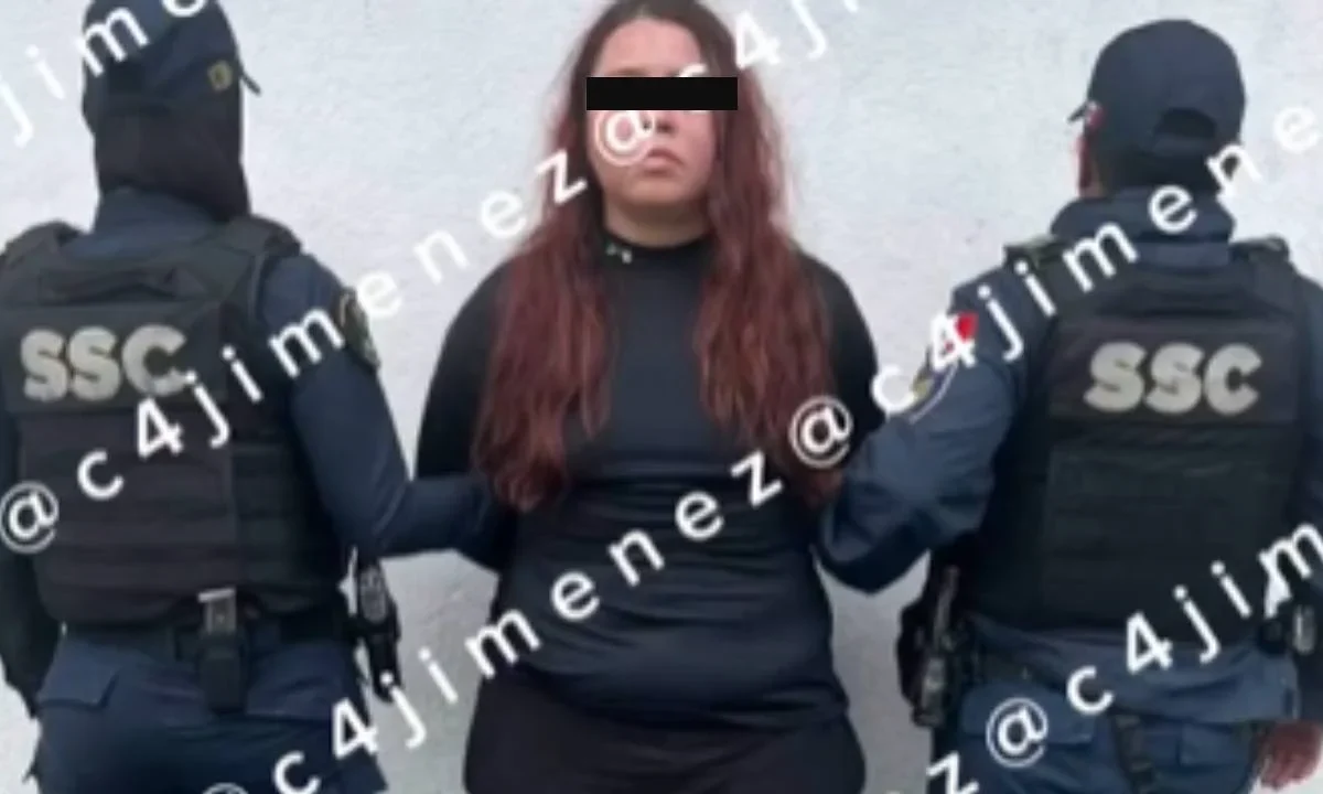 Apoyada de un martillo, una mujer roba un Oxxo y un puesto de quesadillas en la CDMX.